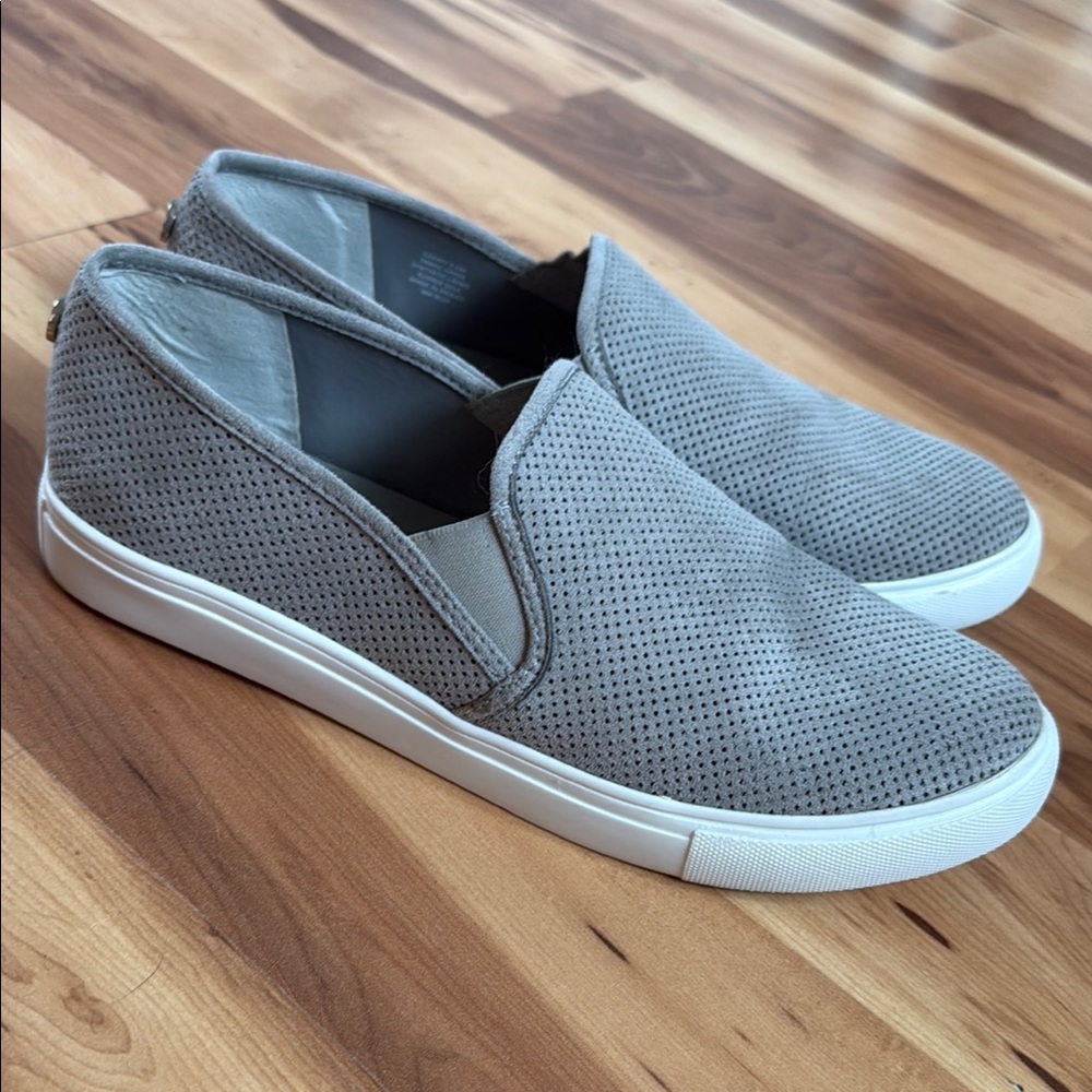 Steve Madden Gray Slip-On sneakers